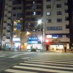 思い川茶房 - 六義園の染井門を出て本郷通りを見たところ