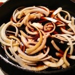 牛蔵 - すき焼前に玉ねぎを入れます