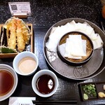 花山うどん 羽田エアポートガーデン店 - 天ぷら盛り合わせと鬼ひも川うどん