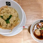 中華そば 髙野 - 右か左か？つけ汁を使う方向を確認する♪キメ細かい♪