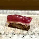 鮨 西崎 - ■鰹
      前回も感動しましたが、これは、忍ばせたきざみ玉葱が完全にポイントですね。
      かなり細かいのに水っぽくならないし、鰹を立たせてる。
      素晴らしい！