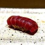 鮨 西崎 - ■赤身
      相変わらず、近海の鮪は全然戻って来ないそうで。
      この日はカナダ産。
      夏鮪らしい爽やかさというよりは、旨味が立ちます。
      今年は夏鮪には会えず終いかな。