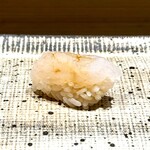 鮨 西崎 - ■白海老
      白海老の水分量で、シャリの硬さの感じ方も変わるとのこと。
      いつもよりしっかり目に感じるのは、そういうことか。
      小さな一カンに、とてもデリケートさが詰まったお料理です。