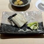 鮨 西崎 - ■うなぎ
      この、器と一体になった出立ちも素敵です。
      白煮にしたものを炙るそう。ふんわりと鰻らしい味わい。
      こちらにもベストパートナーがいます(^^)
      日高見の「弥助」くんです！