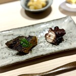 鮨 西崎 - ■若鮎有馬煮　煮蛸
      以前は稚鮎ちゃんだった有馬煮も、立派になってます。
      味の染み具合が絶妙。
      煮蛸も、引っかかるところがまったくない柔らかさ。
      火入れが完璧です♪