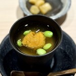 鮨 西崎 - ■枝豆と雲丹の養老蒸し
      大好きな一品のひとつ。
      絶妙なお出汁に溺れる、枝豆の食感や雲丹の味わいに、思わず声が漏れます♪
      山葵との相性が、また堪らぬのです。