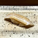 鮨 西崎 - ■酢〆の鱚
      以前にいただいた鱚より、しっかりと酢で〆ている印象。
      いつもは小肌が務める、トロの後の脂切りのお役目を今回は鱚ちゃんが担っているからでしょう。
      構成に意味があって、もちろんしっかり美味しい