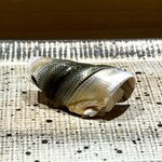 鮨 西崎 - ■シンコ
      一枚付けですから、もう立派ですね。
      それでも、柔らかなその身質と味わいは健在。