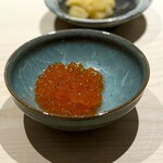 鮨 西崎 - ■新いくら
      まさに出たての新いくらです。
      大将は、香りの乗りが気持ち物足りないご様子でしたが、個人的には十分に満足(^^)