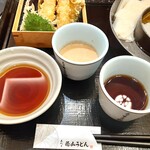 花山うどん 羽田エアポートガーデン店 - つけ汁・ごまだれ・天つゆ