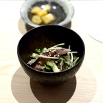 鮨 西崎 - ■ごま鯖の和え物
      こちらは、お供のお酒「ばくれん」と一緒にいただいて完成する一品。
      大将自ら、ご自身のお料理といろんなお酒を飲み比べて、最高のパートナーを見つけてくださる。
      楽しいー♪