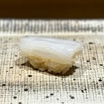 鮨 西崎 - ■白いか
      出た！この一カンに掛ける手間暇は尋常じゃありません。
      すべてのイカ料理の中で、きっとこれが一番好きです(^^)