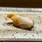 鮨 西崎 - ■いしがき貝
      これまた、視界に入って歓喜した鮨ネタです！
      昨年いただいて、その美味しさに受けたインパクトはまだ覚えています(^^)
      貝類の握りの中でも、トップクラスに好み。