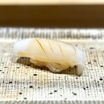 鮨 西崎 - ■新イカ
      もう大きくなって、新イカと呼ぶには立派ですが、さっぱりとクロージング。
      本当は、干瓢巻きとかあん肝巻きとか食べたかったけど、満腹でした♪