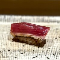 鮨 西崎 - ■鰹
                    前回も感動しましたが、これは、忍ばせたきざみ玉葱が完全にポイントですね。
                    かなり細かいのに水っぽくならないし、鰹を立たせてる。
                    素晴らしい！