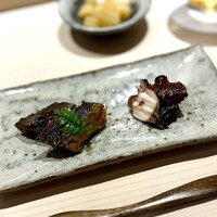 鮨 西崎 - ■若鮎有馬煮　煮蛸
                    以前は稚鮎ちゃんだった有馬煮も、立派になってます。
                    味の染み具合が絶妙。
                    煮蛸も、引っかかるところがまったくない柔らかさ。
                    火入れが完璧です♪