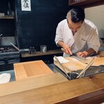 佳肴岡もと - この時期痩せたハモより伝助を骨切り