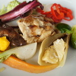 イロナキカゼ - ［2014.04］前菜はチキンのグリルをメインに野菜が取り囲む。