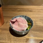 酒肴場 屯 - 白飯¥150に冷やしらぁ麺のトッピングを乗せてもらいます