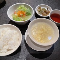 廣東料理 民生 ヒルトンプラザウエスト店 - ご飯、サラダ、ザーサイ、小柱と玉子のスープ、お茶