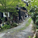 なつめ - この奥に駐車場あり