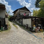 なつめ - 裏手の駐車場から店舗方向