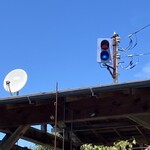 拉麺人生 - こちらもシンボルの、店の営業を知らせる二位色灯式信号機