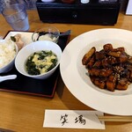 創作料理 笑場 - ヤングコーンの酢豚定食定食 1,300円(税込)。