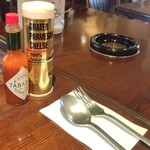 プレーゴ - 卓上にセットのカトラリーと、タバスコ、パルミジャーノレッジャーノ