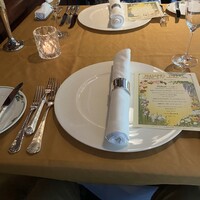 万平ホテル メインダイニングルーム - 食事待ちのテーブル上の光景