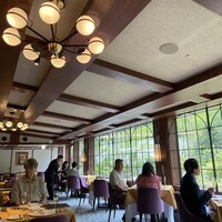 万平ホテル メインダイニングルーム - メインダイニングの夕方の光景