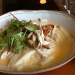 何時も庵 - 「クリームソースうどん」巾のひろ～～い もともちうどん＋とろ～りのクリームスープ＋シャケの風味が美味しいこだわりロッキーサーモン燻製（北海道）！