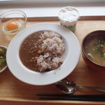 トーコーキッチン - カレーライス 副菜、豚汁 生卵 納豆