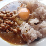 トーコーキッチン - カレーライス 生卵 納豆
