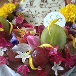 Patisserie Richroma - フルーツとお花が綺麗に飾り付けられている