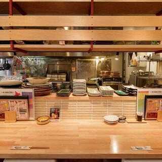〈カウンター8卓〉落ち着いた雰囲気でスタッフとの会話も楽しめる♪