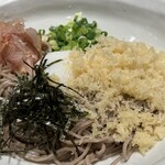 信州そば処 そじ坊 - 鰹節、青ネギ、天かす、海苔、温玉。難を言えば、どの素材も汁を吸うのでちょっとカツカツのつゆの量でした。