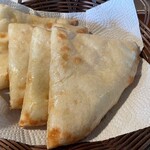 インド＆ネパールレストラン ニューマハラジャ - チーズナン