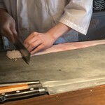 龢 - 鱧の骨切りの様子