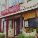 目を引く赤い看板