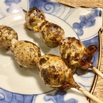 やきとりの一平 中島本店 - 室蘭産殻つきうずらの炭火焼き