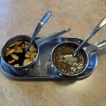 フライングガーデン - ハンバーグ用のガーリックソースと和風ソース