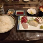 はま多” - 8月下旬再訪時。真ん中がレモンスライスを挟んだ白身、左下もいつもと違う白身。