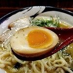 俺の中華たなか家 - 「味玉」蓮華リフト⤴️