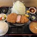 嬉嬉豚 とんかつ 「君に、揚げる。」(極) - 全貌　見た目よりご飯は重いしキャベツはギュッてなってる