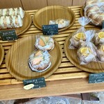 ニィーノ - フルーツのパンも美味しそう。