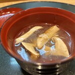 くずし割烹 樋ぐち - 松茸、餡掛けのお汁。おっきな松茸。