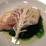 クニオミ - ヒラスズキの低温ロティ、パセリノジュと共に