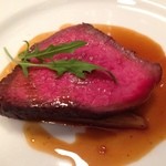 クニオミ - ドライエージングした熊本産赤毛和牛モモ肉のロティ、山独活の黒コショウ風味を添えて