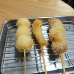 とん、とん、トン - 「串揚げAセット・360円」（うずら・海老・豚ロース）